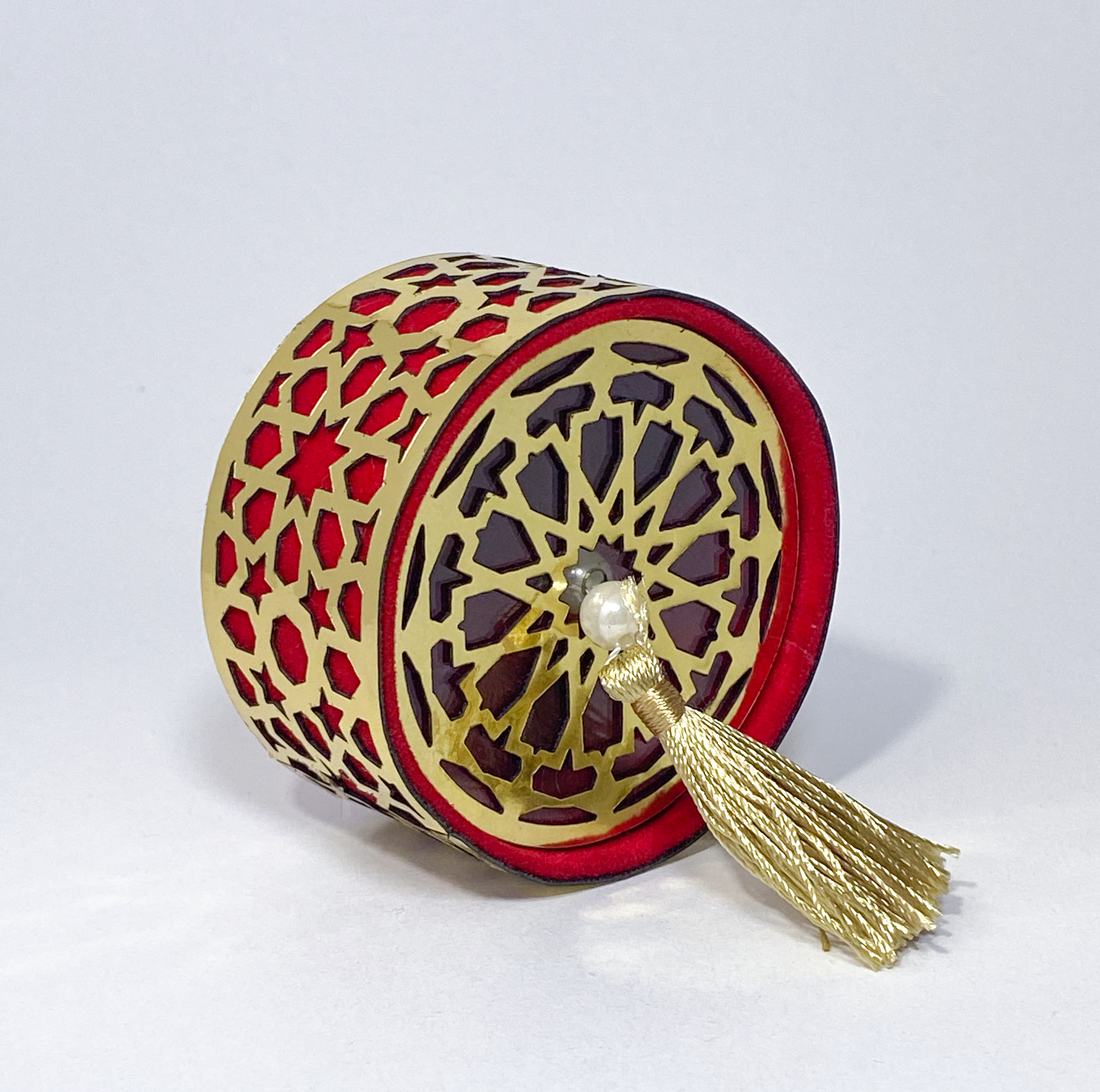 box Round draped red and gold